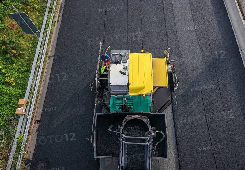 Essen, North Rhine-Westphalia, Germany, Road construction, Asphalt pavers and road rollers lay new, open-pored, whisper asphalt on the A52 motorway, here between the Essen-Kettwig and Essen-Rüttenscheid junctions in the direction of Dortmund, Europe