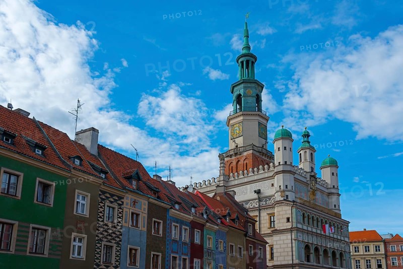 Town Hall surrounded by colourful houses under a sunny sky, Town Hall, Market Square, Poznan, Posnan, Poznan, Greater Poland Voivodeship, Poland, Europe
