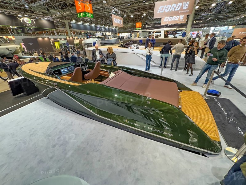 Sport boat Motorboat Frauscher x Porsche 850 Fantom Type Runabout with closed foredeck and cabin E-drive Electric motor Fully electric drive from Porsche Macan Turbo in exhibition hall of public fair Messe boot Düsseldorf, Düsseldorf, North Rhine-Westphalia, Germany, Europe