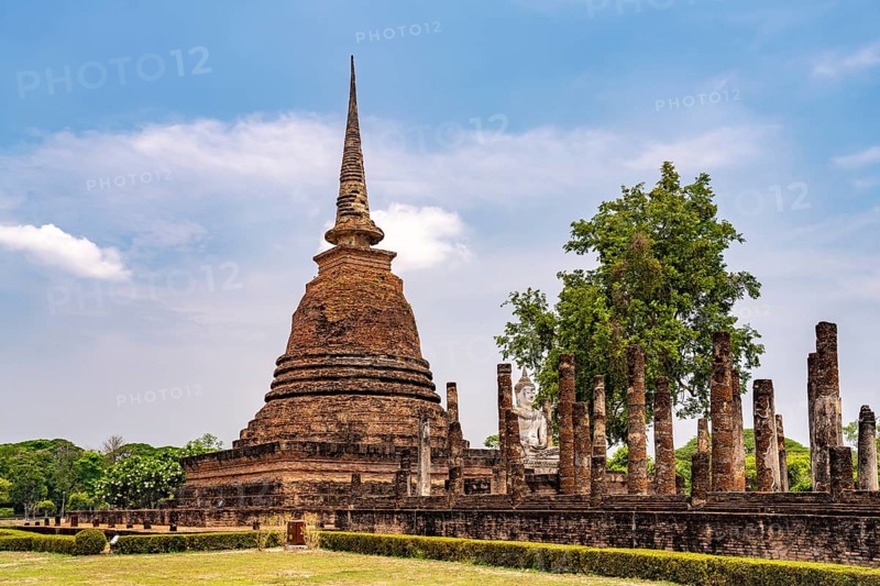 Buddha statue and chedi of the Buddhist temple Wat Sa Si, UNESCO World Heritage Sukhothai Historical Park, Thailand, Asia