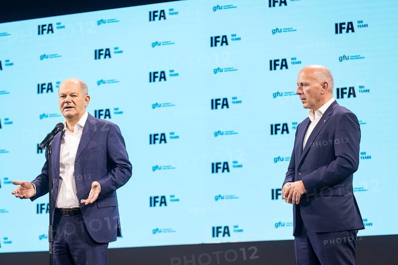 Olaf Scholz (Chancellor of the Federal Republic of Germany, SPD) gives a press statement after the press tour of the IFA (Internationale Funkausstellung) exhibition at the exhibition grounds, Berlin, 06/09/2024