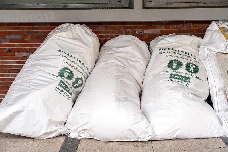 Disposal bags for mineral wool, after the renovation of buildings, for the disposal of toxic, carcinogenic materials, insulating materials