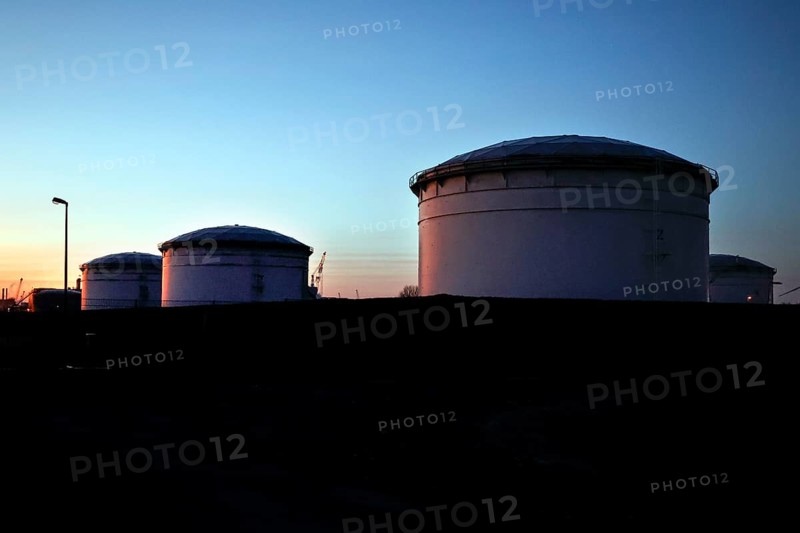 Tanks filled with crude oil at Ölhafen Rostock GmbH, EUROPORTS. The PCK refinery in Schwedt is supplied with crude oil from here via a pipeline, Rostock, 08/02/2023