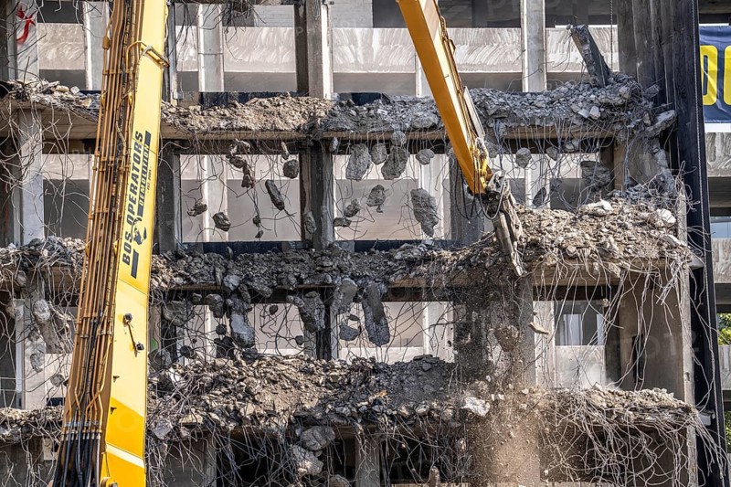 Construction site on Haroldstraße, demolition of a former office building, after complete gutting only the concrete parts remain, large excavator with cutting pliers cuts up concrete parts, steel wire, Düsseldorf, North Rhine-Westphalia, Germany, Europe