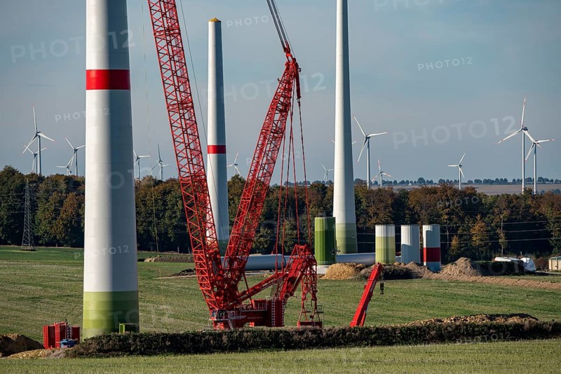 Assembly of a wind turbine, the last rotor blade is being mounted, mobile crane, wind turbine from the manufacturer Enercon, wind farm near Bad Wünnenberg, North Rhine-Westphalia, Germany, Europe