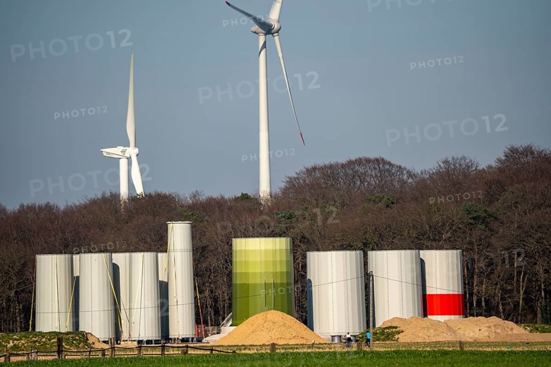 Construction of a wind turbine, Enercon steel pillar, near Kerken, Kleve district, Lower Rhine, North Rhine-Westphalia, Germany, Europe