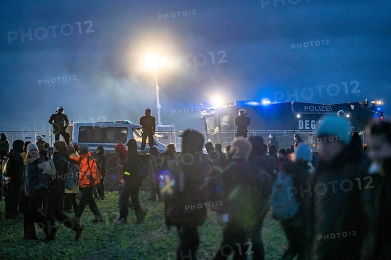 Violent clashes between thousands of demonstrators and the police, after a demonstration against the demolition of the brown coal village of Lützerath, the demonstration participants try to get to the rest of the village, Lützerah, and storm it, the police prevent this with a large contingent of forces, Erkelenz, North Rhine-Westphalia, Germany, Europe
