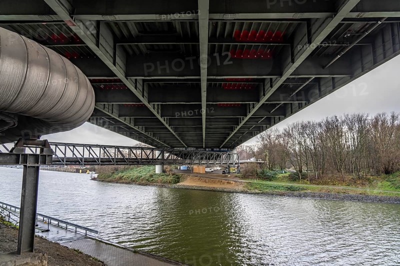 A42 motorway bridge, over the Rhine-Herne Canal, with massive structural damage, totally closed for the next few months, between the Bottrop-Süd and Essen-Nord junctions, for trucks probably until a new bridge is built, inner-city canal bridge, Hafenstraße, Vogelheimer Straße, North Rhine-Westphalia, Germany, Europe