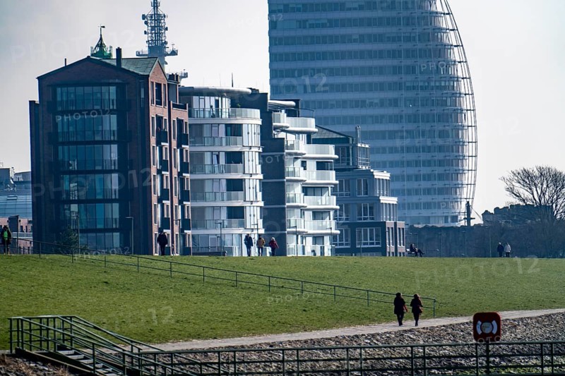 New residential buildings, flats between Viertal Neuer Hafen, on Lohmannstraße and Weserdeich, Kommodore-Ziegenbein-Promenade, Atlantic Hotel Sail City building, Bremerhaven, Bremen, Germany, Europe