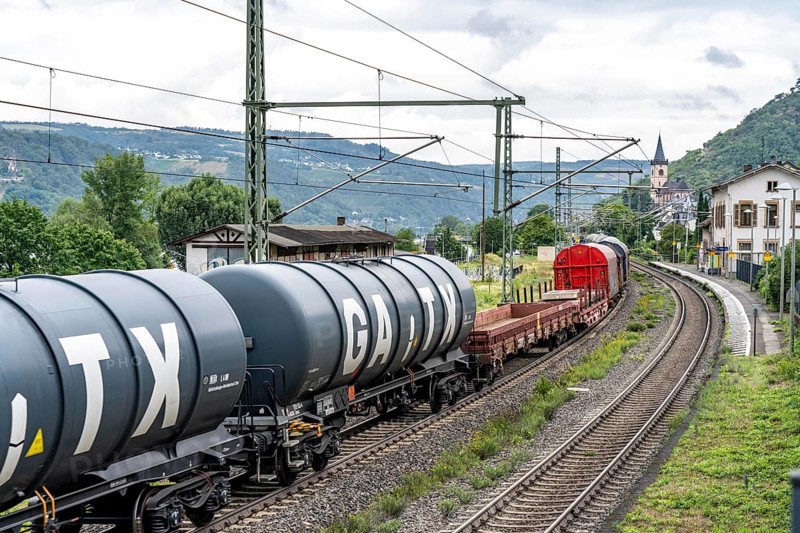 Upper Middle Rhine Valley, railway line on the right bank of the Rhine, goods train line, up to 400 freight trains run here within 24 hours, on both sides, through the Rhine Valley, directly through villages and close to buildings, near Lorch, Hesse, Germany, Europe