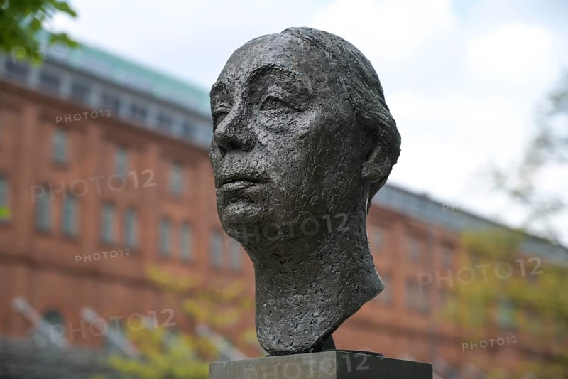 Bust of Käthe Kollwitz, Street of Remembrance, Spreebogen, Moabit, Mitte, Berlin, Germany, Europe