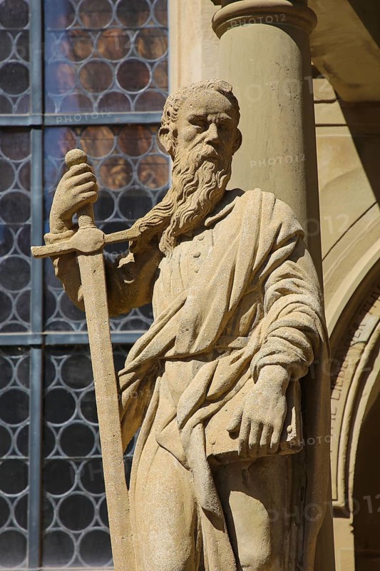 Laurentiuskirche, Protestant church, portal with apostle Paul with sword, stone figure, statue, historic building, sacred art, church, Hemmingen, Ludwigsburg district, Baden-Württemberg, Germany, Europe