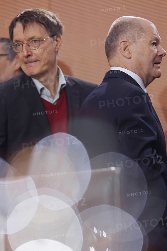 Olaf Scholz (SPD), Federal Chancellor and Karl Lauterbach (SPD), Federal Minister of Health, in the Cabinet, Cabinet meeting, Berlin, 6 November 2024