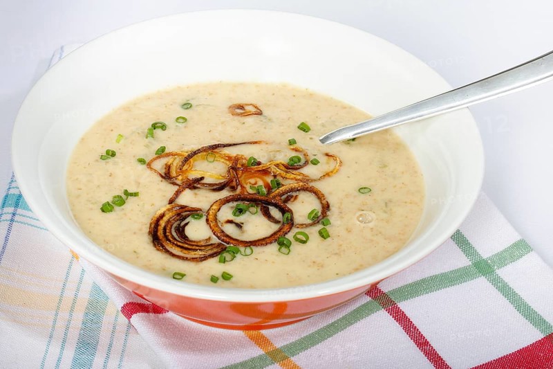Swabian cuisine, green spelt soup, healthy, vegetarian, regional, soup served in a bowl, home cooking, roasted onions, herbs, chives, typical Swabian, traditional cuisine reinterpreted, food photography, studio, Germany, Europe