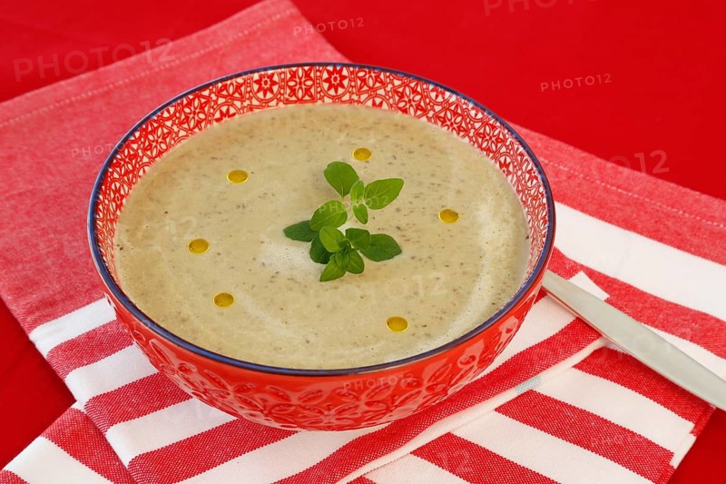 Swabian cuisine, Alblinsen chestnut soup, healthy, vegetarian, regional, soup served in a bowl with herbs, home cooking, typical Swabian, traditional cuisine reinterpreted, food photography, studio, Germany, Europe