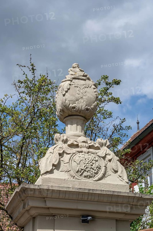 Vase centrepiece on a courtyard gate, Hüttemheim 58, Hüttenheim, Lower Franconia, Bavaria, Germany, Europe