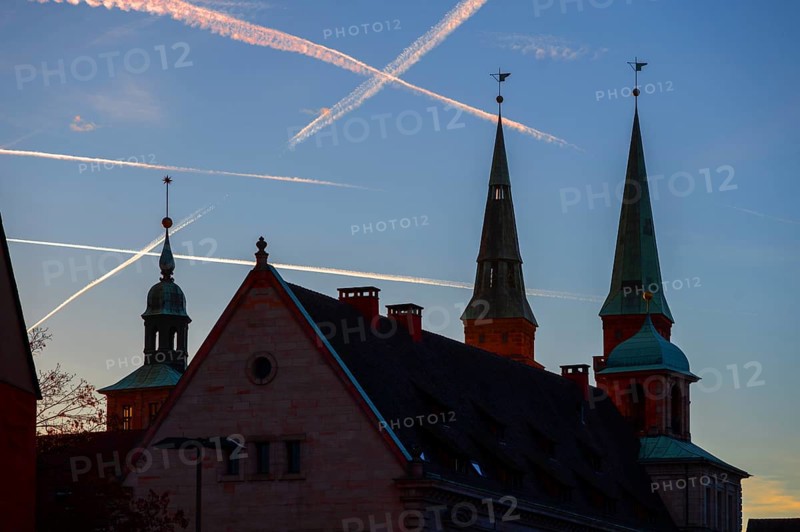 Silhouettes of the towers of St Sebald's Church in the old Wolf Town Hall, evening sky with contrails, Nuremberg, Middle Franconia, Bavaria, Germany, Europe