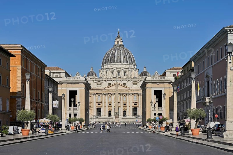 Tourists walking towards the cathedral, St Peter, St Peter's Basilica, Vatican palaces, St Peter's Square, Vatican, Rome, Lazio, Italy, Europe