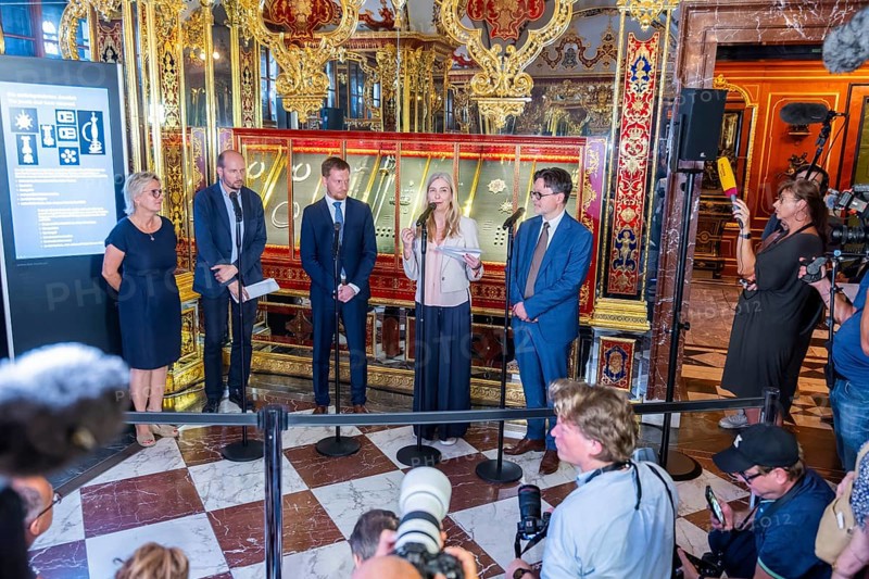 In December 2022, the Dresden public prosecutor's office, the Soko Epaulette and the LKA Saxony succeeded in recovering a significant proportion of the stolen goods taken during the burglary of the Historic Green Vault. Despite the ongoing seizure by the district court, it is now possible for the first time to exhibit the jewels in their original location and to experience the Historic Green Vault almost in its entirety. Minister of State for Culture and Tourism Barbara Klepsch, Holger Liebs Press Spokesman of the SKD, Michael Kretschmer, Prime Minister of the Free State of Saxony, Marion Ackermann, Director General of the Dresden State Art Collections, Marius Winzeler, Director of the Green Vault and the Armoury of the SKD, Presentation of the recovered jewels from the Historic Green Vault, Dresden, Saxony, Germany, Europe