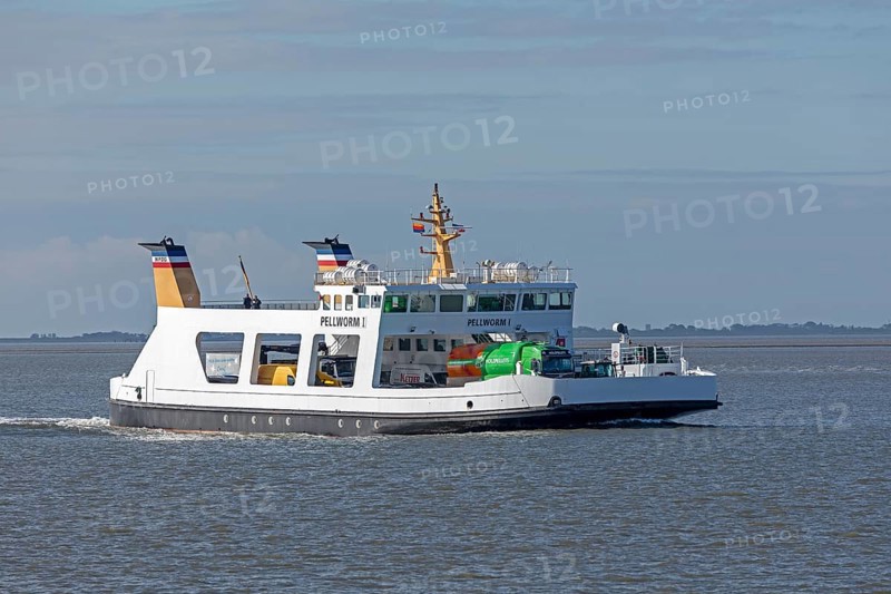 Pellworm ferry arrives, Strucklahnungshörn, Nordstrand, North Frisia, Schleswig-Holstein, Germany, Europe