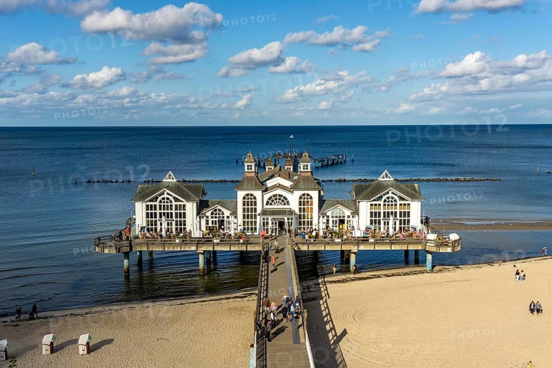 The Sellin pier, 394 metres long, with restaurant, jetty, beach chairs, island of Rügen, Mecklenburg-Western Pomerania, Germany, Europe