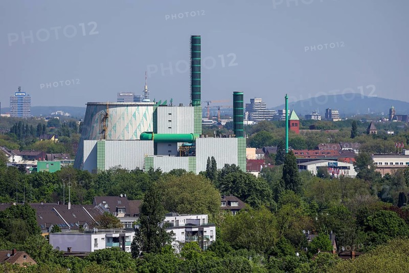 Duisburg, Ruhr area, North Rhine-Westphalia, Germany, Stadtwerke Duisburg AG HKW III in the Wanheim district. The Duisburg-Wanheim CHP plant has an electrical output of 279 MW and a thermal output of 255 MW. It is owned by Stadtwerke Duisburg and is fuelled with natural gas, but can also be operated with heating oil as a backup, Europe