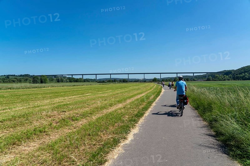 Cycle path in the Mendener Ruhrauen, view to the east towards Mintarder Ruhrtalbrücke, Mülheim an der Ruhr, North Rhine-Westphalia, Germany, Europe