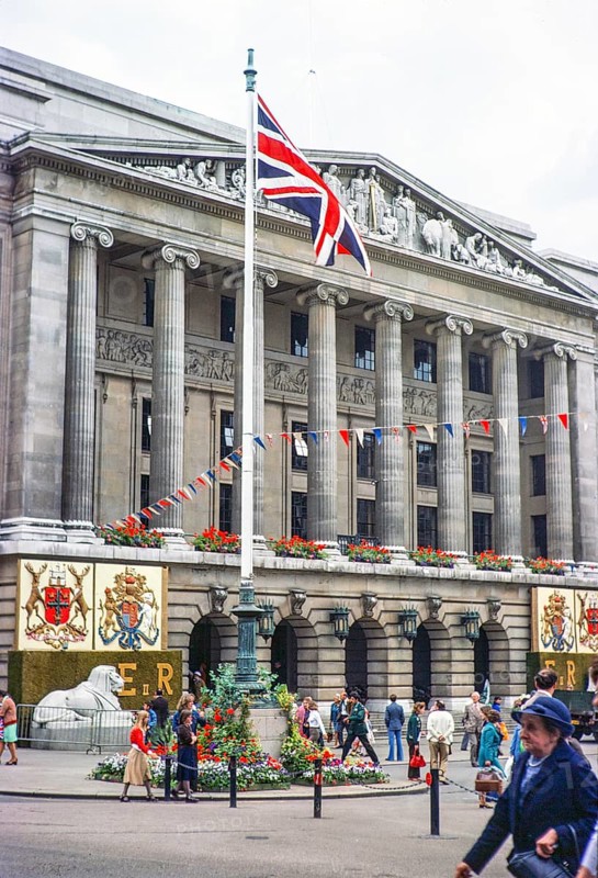 Fahnen und Wimpel schmücken das Rathaus anlässlich der Feierlichkeiten zum Silbernen Thronjubiläum von Königin Elizabeth Nottingham, Nottinghamshire, England, UK 1977