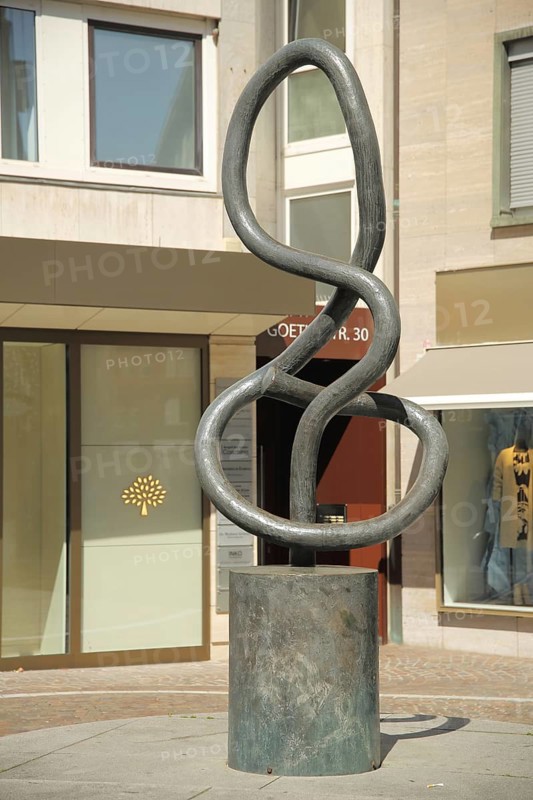 Artwork and sculpture Black Treble Clef by Hans-Peter Taro Miyabe 1982 at Horst Lippmann Platz, Clef, Old Town, Main, Frankfurt, Hesse, Germany, Europe