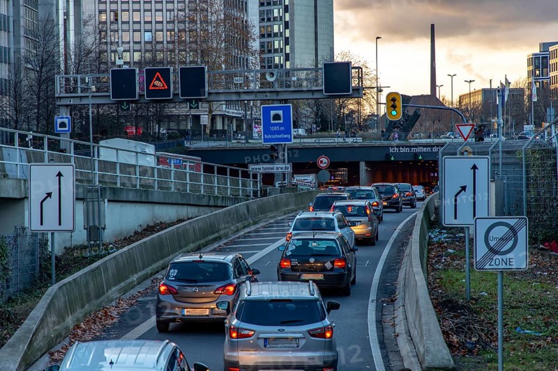 A40 motorway, Ruhr expressway, in Essen, Essen city centre slip road, city skyline, Ruhr expressway tunnel, this area would be affected by a diesel driving ban, Essen, North Rhine-Westphalia, Germany, Europe