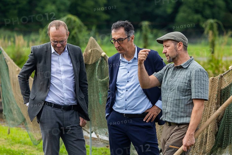 Federal Minister of Food and Agriculture, Cem Özdemir, visits the Karsten Ringpfeil pond farm in Königswartha together with Saxony's Minister of Agriculture, Wolfram Günther
