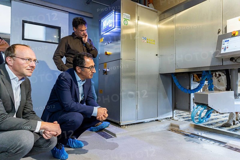 Federal Minister of Food and Agriculture, Cem Özdemir, visits Krabat Milchwelt in Wiitichenau together with Saxony's Minister of Agriculture, Wolfram Günther. Milking robot