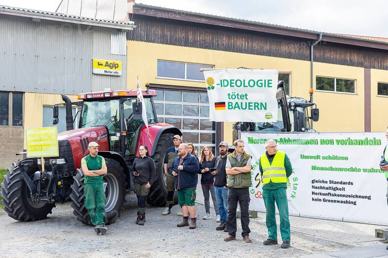Federal Minister of Food and Agriculture, Cem Özdemir, visits Großdrebnitzer Agrarbetriebsges. mbH together with Saxony's Minister of Agriculture, Wolfram Günther. Protesting farmers raised their economic problems caused by maldistribution and economic imbalances and discussed them with the ministers