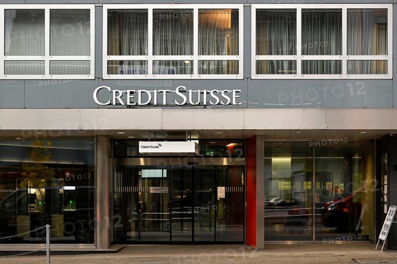 Entrance lettering Credit Suisse