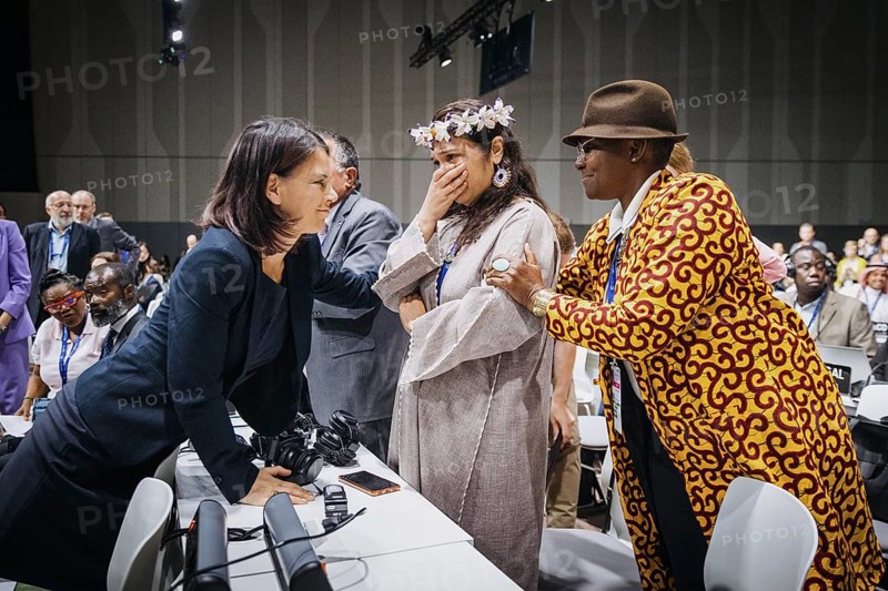 (L-R) Annalena Baerbock (Buendnis 90 Die Gruenen), Bundesaussenministerin, gemeinsam mit der Delegation der Marshall Islands aufgenommen im Rahmen der finalen Sitzung im Plenum der COP28 in Dubai, 13.12.2023
