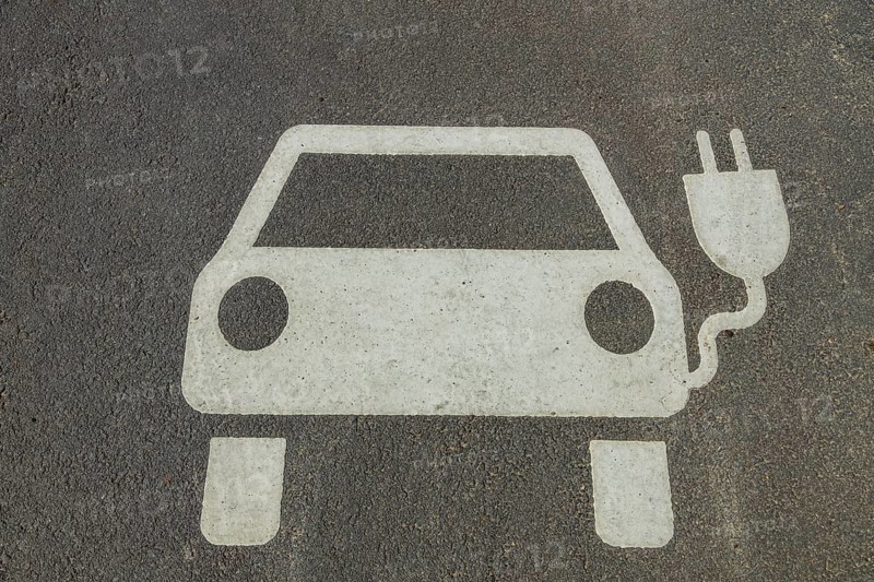 MOBI bundles the urban and environmentally friendly mobility options of trams, buses, rental bikes and cars as well as charging stations for e-cars and, for the first time, e-bikes in one place, thus enabling fast transfers between different modes of transport. Area marking for a parking bay with charging station