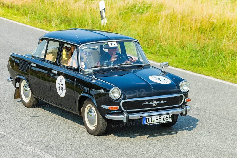 A drive for vintage vehicles. Skilful handling of the vehicle, finding the route by means of the road book and consistent driving style will be assessed. The route, time and drive-through checks as well as special stages are determined by the road book and the boarding card. Skoda 1000 MB 1966