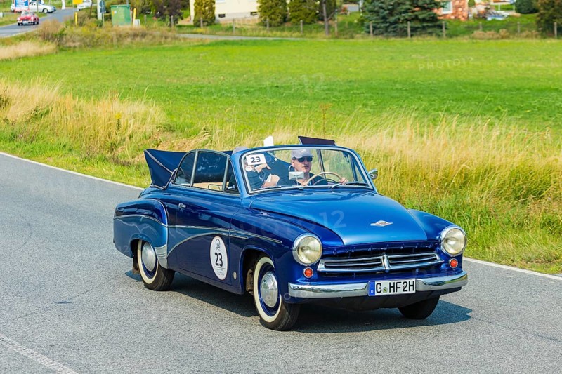 A drive for vintage vehicles. Skilful handling of the vehicle, finding the route by means of the road book and consistent driving style will be assessed. The route, time and drive-through checks as well as special stages are determined by the road book and the boarding card. Wartburg 311 2 1957
