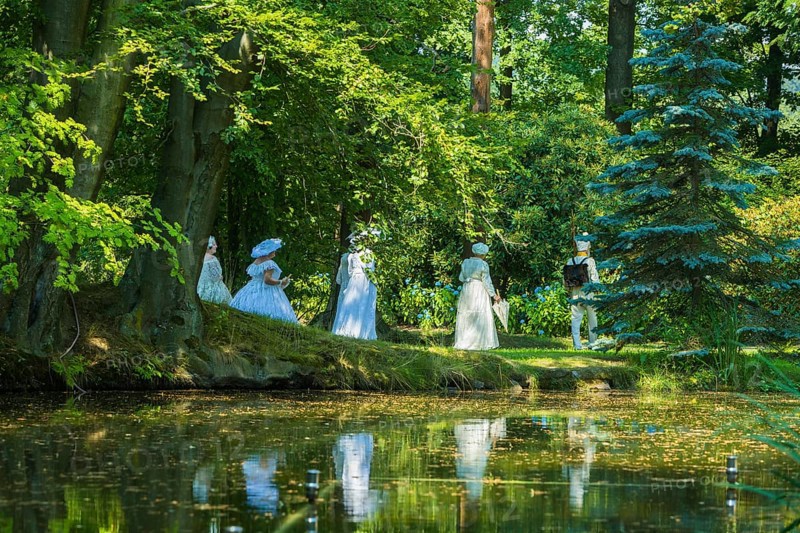 Picnic in white in the castle park of the baroque castle of Rammenau. On the idyllic meadow directly behind the castle with a view of the beautiful castle pond, the picnic places can be occupied. Take your picnic basket and blanket with you on a Sunday outing for the whole family. Garden fans and gourmets alike will get their money's worth!