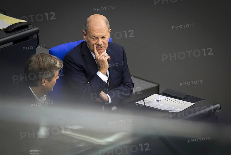 Olaf Scholz (R, SPD), Federal Chancellor, and Robert Habeck (Alliance 90/The Greens), Federal Minister for Economic Affairs and Climate Protection and Vice-Chancellor, on the sidelines of the debate on the European Council in the Bundestag, Berlin, Germany, Europe