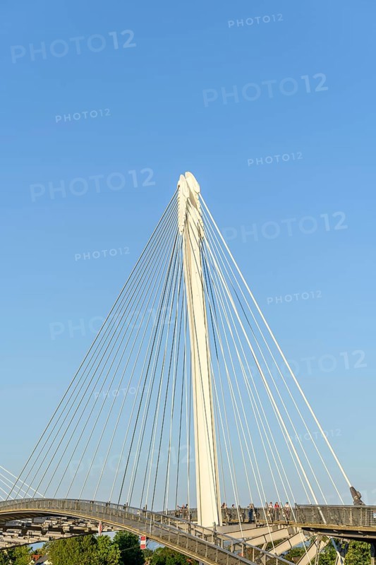Die Deux-Rives-Fußgängerbrücke zwischen Deutschland und Frankreich in Kehl und Straßburg, ein Symbol der grenzüberschreitenden Zusammenarbeit. Bas-Rhin, Collectivite europeenne d'Alsace, Grand Est