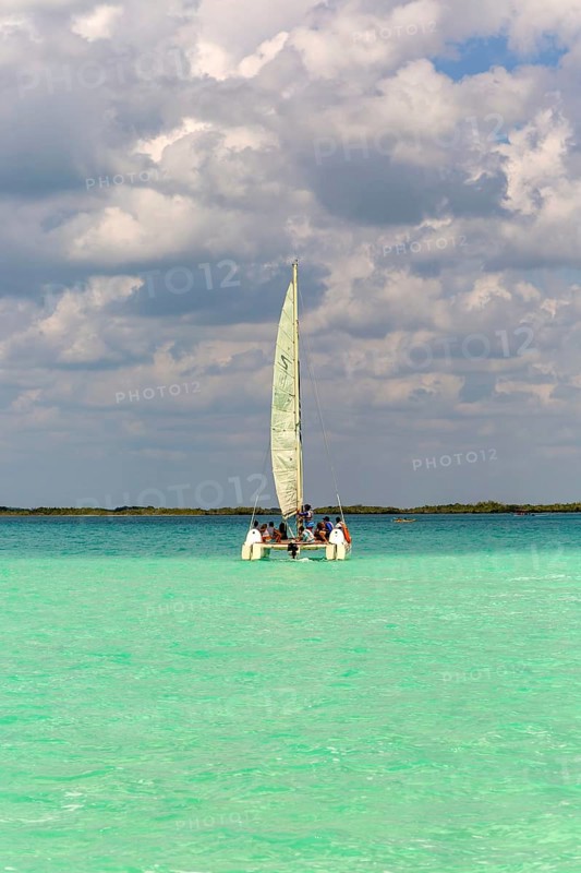 Sailing boat on clear turquoise water of Lake Bacalar, Bacalar, Quintana Roo, Yucatan Peninsula, Mexico, Central America