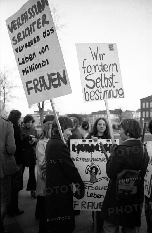 The woman's protests of the SPD, DGB and DKP against the abortion paragraph 218 on 26.2.1975 in Bonn, Germany, Europe