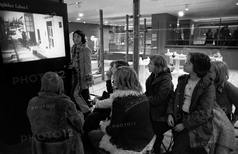 As part of the Latin course, this class of the Max-Planck-Gymnasium in Dortmund visited the Romano-Germanic Museum and Cologne Cathedral on 19 January 1975, In the Romano-Germanic Museum
