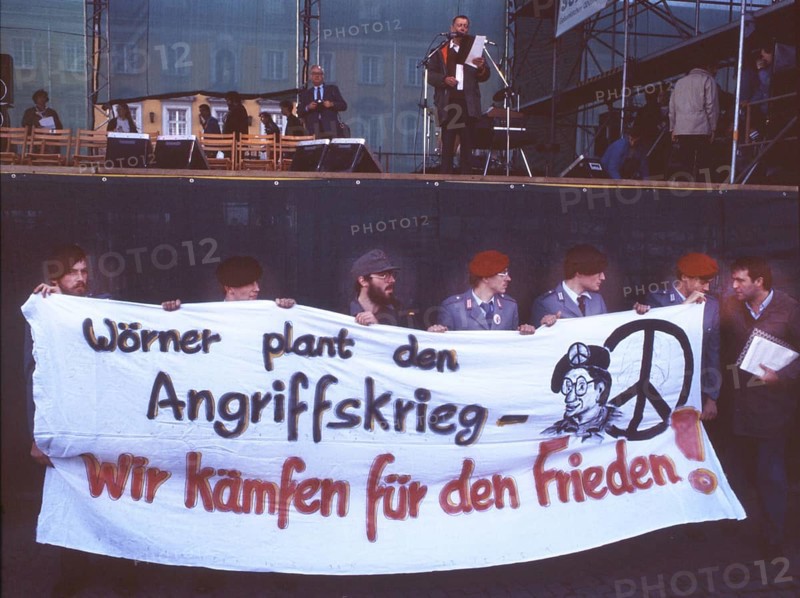 DEU, Germany: The historical slides from the 84-85 r years, Bonn. Peace movement on 20.10.84. Hofgarten