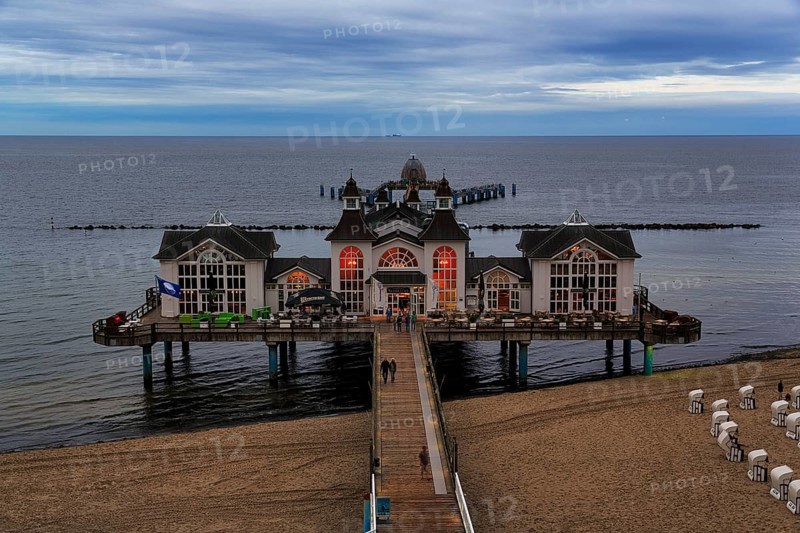 Pedestrians on the pier Sellin at dusk, view from above, long exposure, Baltic resort Sellin, Insel Rügen, Mecklenburg-Vorpommern, Germany, Europe