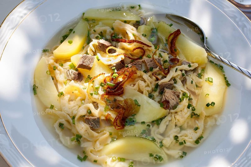 Swabian cuisine, Gaisburger Marsch, Verheierte, Kartoffelschnitz and Spätzle, Böckinger Feldgeschrei, traditional Swabian stew. Meat broth, spaetzle, pasta, soup, potatoes, beef, boiled meat, chives, spicy onions, typical Swabian, hearty home cooking, soup plate, soup spoon, traditional cuisine, food photography, studio, Germany, Europe