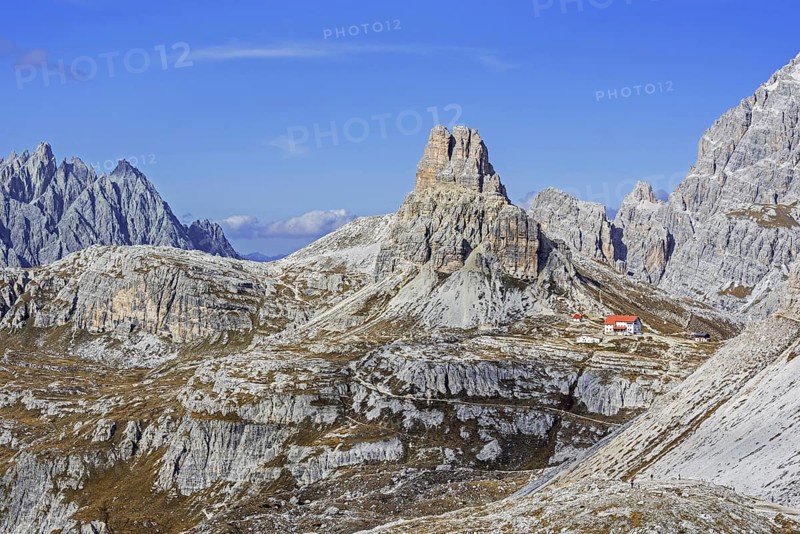 Mountain refuge Dreizinnenhütte, Rifugio Antonio Locatelli in front of the mountain Torre di Toblin, Toblinger Knoten in the Dolomites, Tyrol, Italy, Europe
