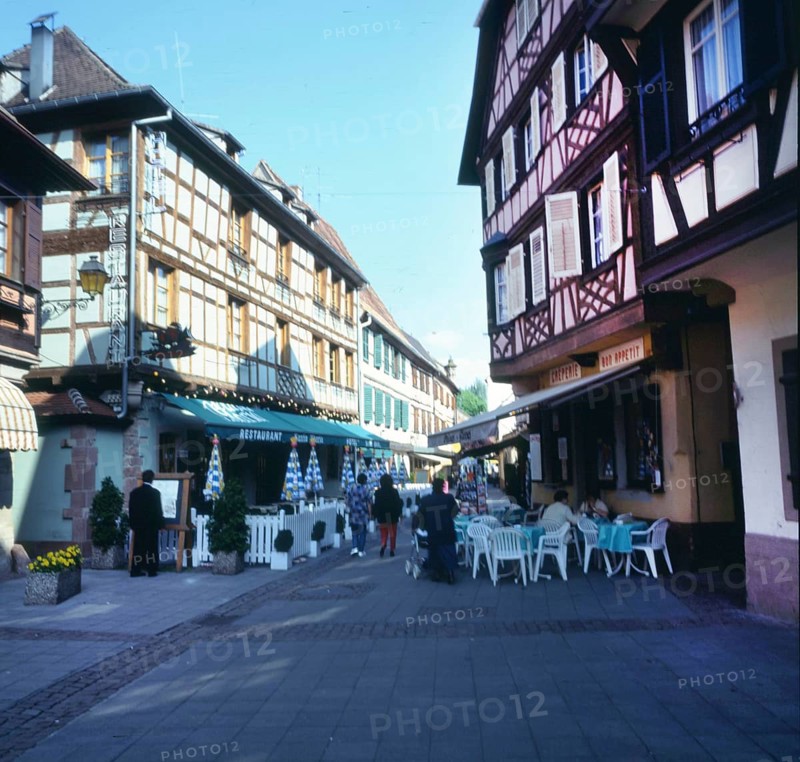 A bicycle tour through the Alsace, here on 11.05.1994 near Kayserberg, on a vineyard route is not only an effort but also a feast for the eyes in terms of landscape and towns. Kayserberg, FRA, France, Europe
