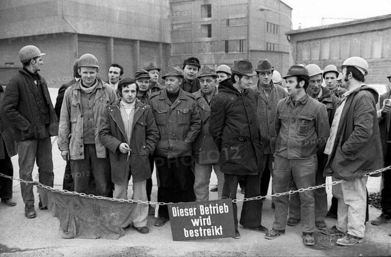 The rigorous behaviour of the entrepreneur Seibel of the cement factory Seibel und Soehne in Erwitte caused the trade union IG Chemie and the workers to go on strike and occupy the factory, here the pickets on 14.03.1975 in Erwitte, Germany, Europe